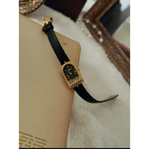 Women’s Elegant French Inspired Vintage Arch Bleach Leather Strap Retro Watch
